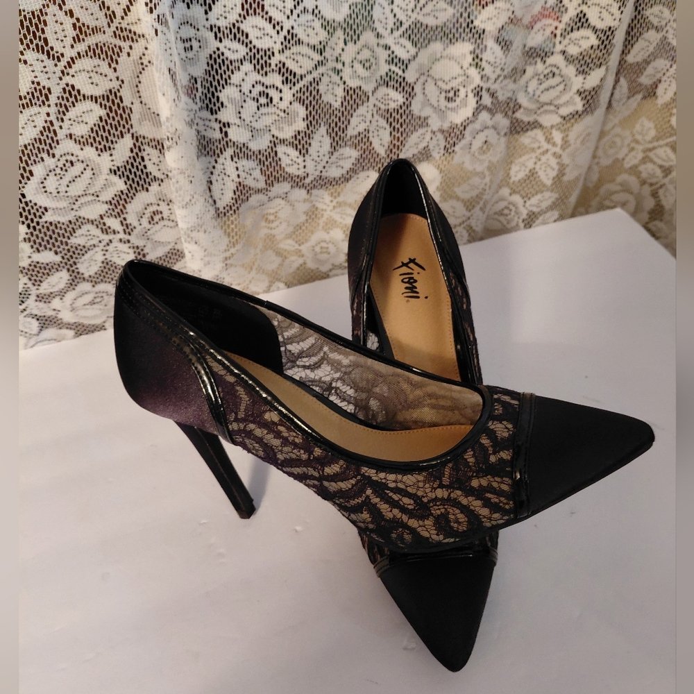 Fioni Nights Chic Black Satin & Lace Pumps for a Sophisticated Look NWOB Size8.5